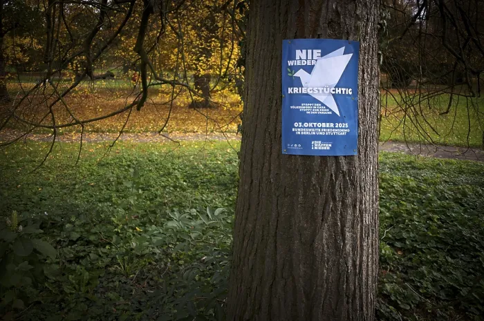 Gerahmter Druck : Plakat an einem Baumstamm, Aufruf zu einer Demonstration gegen den Krieg. Gerahmter Druck : Plakat an einem Baumstamm, Aufruf zu einer Demonstration gegen den Krieg.