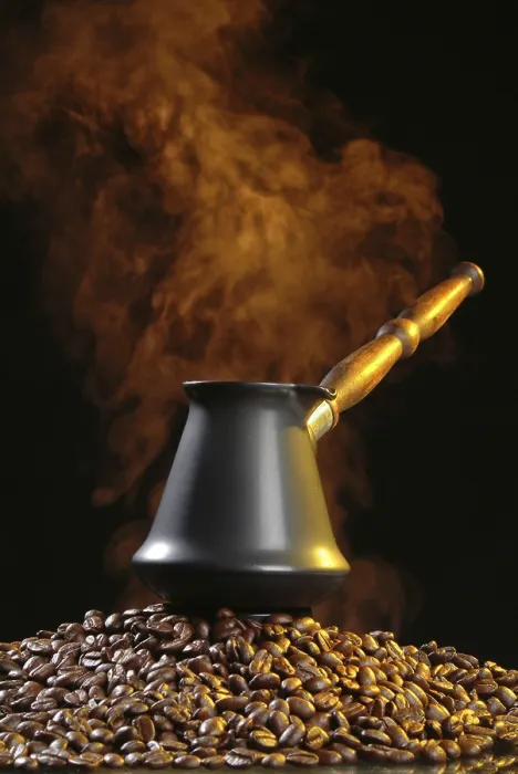 Gerahmter Druck : Tasse auf einem Studiohintergrund mit Kaffee in einer Schüssel.
