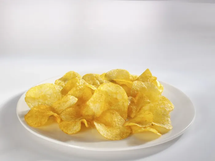 Gerahmter Druck : Pommeschips auf einem Teller. Gerahmter Druck : Pommeschips auf einem Teller.