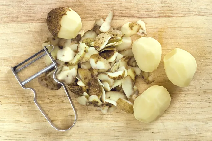Gerahmter Druck : Kartoffelschälen Gerahmter Druck : Kartoffelschälen
