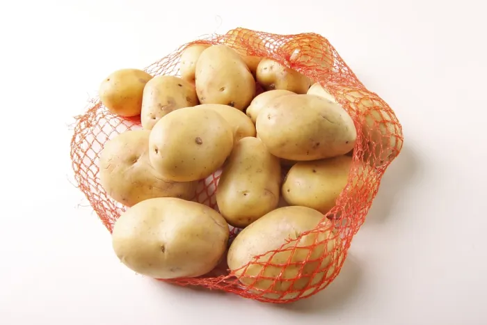 Gerahmter Druck : Kartoffeln in einem Plastikpaket. Gerahmter Druck : Kartoffeln in einem Plastikpaket.