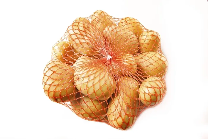 Gerahmter Druck : Kartoffeln in einem Plastikbeutel. Gerahmter Druck : Kartoffeln in einem Plastikbeutel.