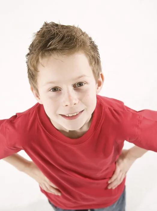 Gerahmter Druck : Portrait eines Jungen, der aufblickt. Gerahmter Druck : Portrait eines Jungen, der aufblickt.