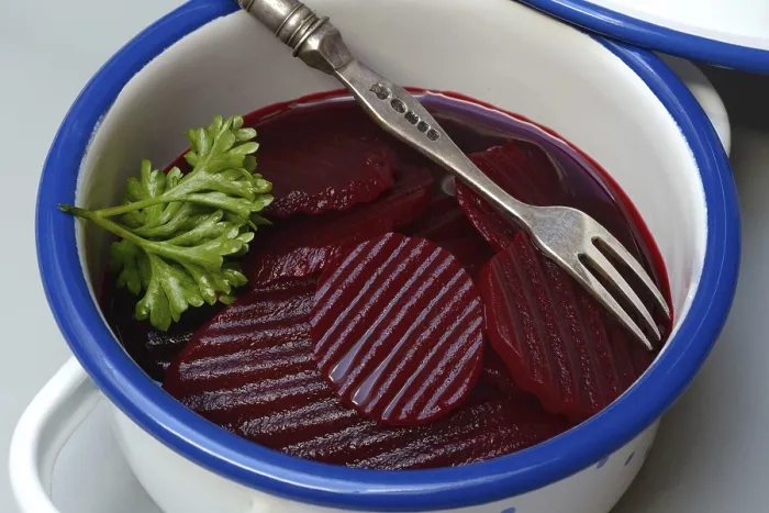 Gerahmter Druck : Beetwurzel in Töpfen, Beta vulgaris Gerahmter Druck : Beetwurzel in Töpfen, Beta vulgaris