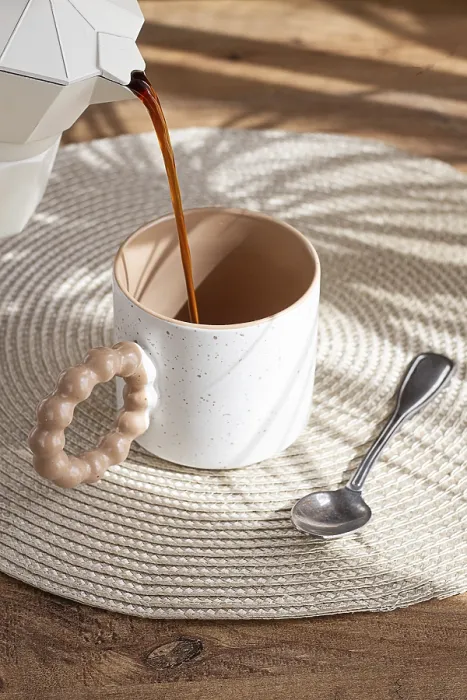 Gerahmter Druck : Kaffee in einem keramischen Becher gießen. Gerahmter Druck : Kaffee in einem keramischen Becher gießen.