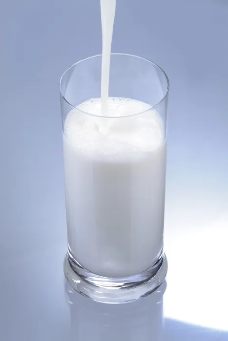 Gerahmter Druck : Milch wird in ein Glas gegossen Gerahmter Druck : Milch wird in ein Glas gegossen
