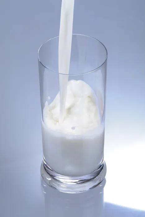 Gerahmter Druck : Milch gießen Gerahmter Druck : Milch gießen