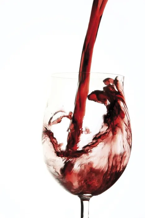 Gerahmter Druck : Rotwein gießen