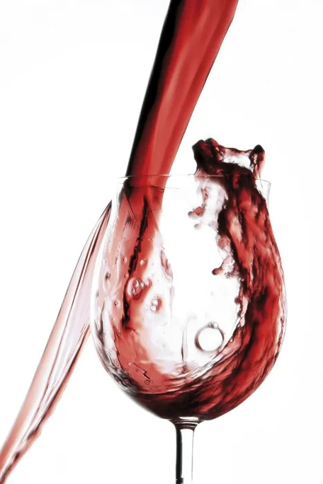 Gerahmter Druck : Rotwein gießen Gerahmter Druck : Rotwein gießen