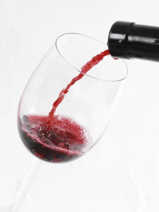 Gerahmter Druck : Wein in ein Glas schütten Gerahmter Druck : Wein in ein Glas schütten