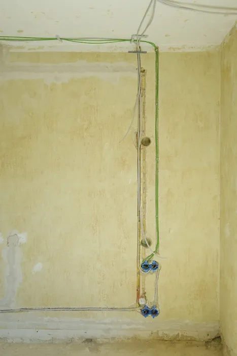 Gerahmter Druck : Kabel für Strom und Netzwerk an einer Wand. Gerahmter Druck : Kabel für Strom und Netzwerk an einer Wand.