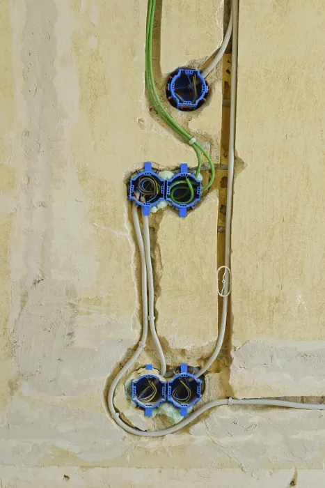 Gerahmter Druck : Kabel für Strom und Netzwerk an einer Wand. Gerahmter Druck : Kabel für Strom und Netzwerk an einer Wand.