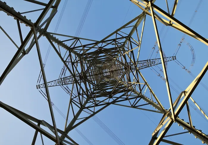 Gerahmter Druck : Strommast, Blick von unten, blauer Himmel. Gerahmter Druck : Strommast, Blick von unten, blauer Himmel.