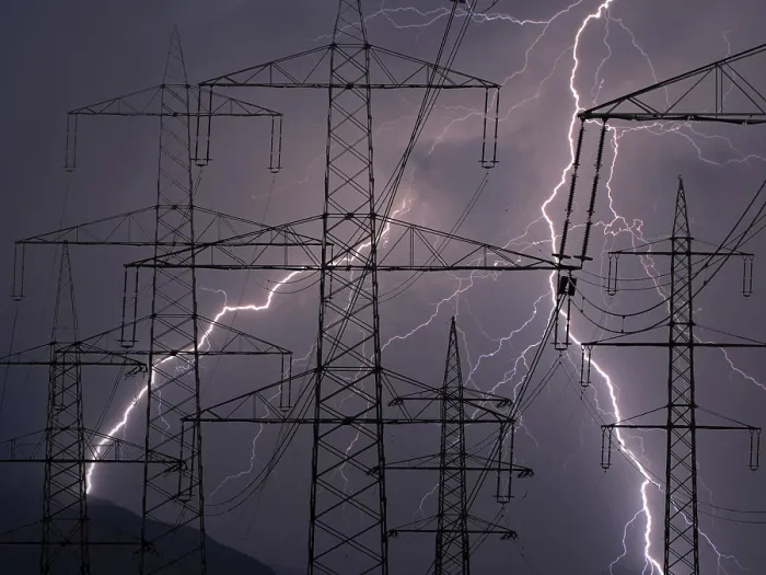 Gerahmter Druck : Stromträger in einem Gewitter. Gerahmter Druck : Stromträger in einem Gewitter.