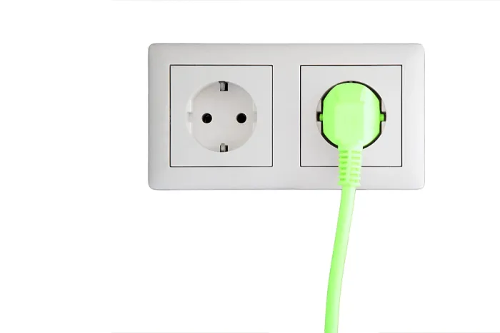 Gerahmter Druck : Stromstecker mit grünem Stecker. Gerahmter Druck : Stromstecker mit grünem Stecker.