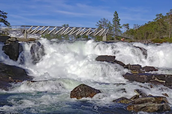 Gerahmter Druck : Kraftvolles Wasserfall mit einer Brücke darüber. Gerahmter Druck : Kraftvolles Wasserfall mit einer Brücke darüber.