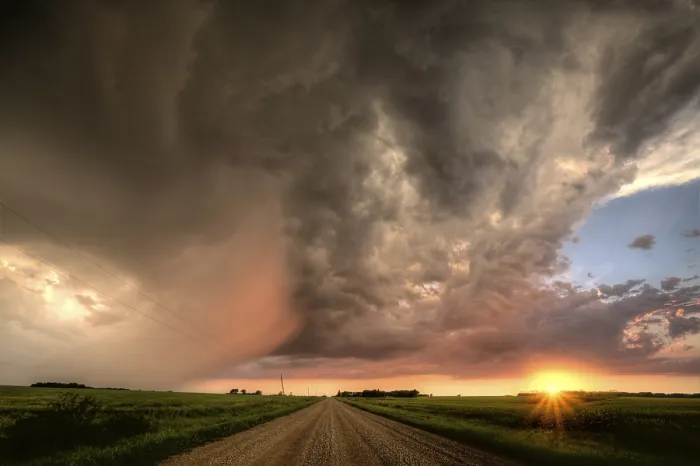 Gerahmter Druck : Prairie-Sturmwolken in Saskatchewan, Kanada - dramatische Szene. Gerahmter Druck : Prairie-Sturmwolken in Saskatchewan, Kanada - dramatische Szene.