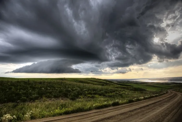 Gerahmter Druck : Prairie-Sturmwolken in Saskatchewan, Kanada - dramatische Szene. Gerahmter Druck : Prairie-Sturmwolken in Saskatchewan, Kanada - dramatische Szene.