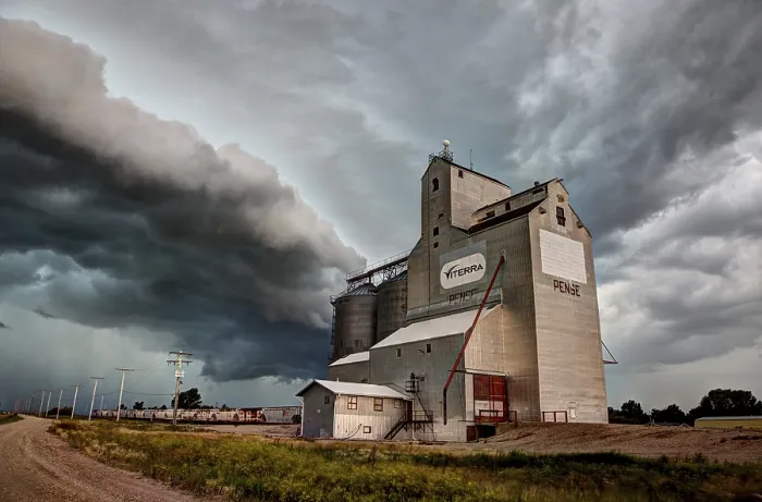 Gerahmter Druck : Prairie-Sturmwolken in Saskatchewan, Kanada - dramatische Szene. Gerahmter Druck : Prairie-Sturmwolken in Saskatchewan, Kanada - dramatische Szene.