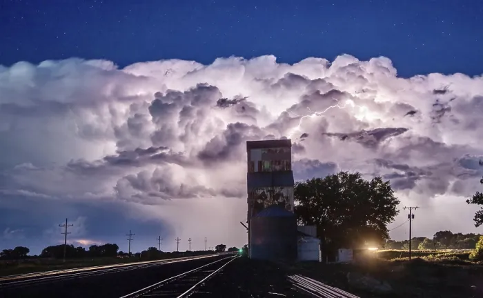Gerahmter Druck : Prairie-Stormwolken in Saskatchewan, Kanada - dramatische Szene. Gerahmter Druck : Prairie-Stormwolken in Saskatchewan, Kanada - dramatische Szene.