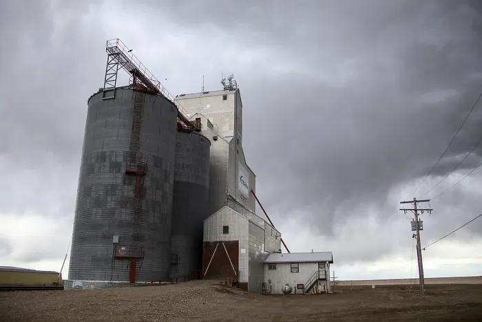 Gerahmter Druck : Präriesturmwolken in Saskatchewan, Kanada Getreidesilo Gerahmter Druck : Präriesturmwolken in Saskatchewan, Kanada Getreidesilo