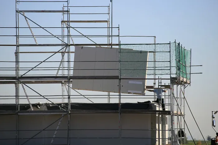Gerahmter Druck : Vorfabrikat-Wohnhaus im Bau. Gerahmter Druck : Vorfabrikat-Wohnhaus im Bau.