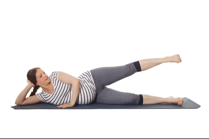 Gerahmter Druck : Schwangerschafts-Yoga-Übung Gerahmter Druck : Schwangerschafts-Yoga-Übung