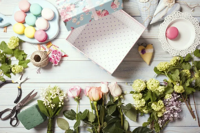Gerahmter Druck : Vorbereitung einer Blumenbox mit Macarons. Gerahmter Druck : Vorbereitung einer Blumenbox mit Macarons.