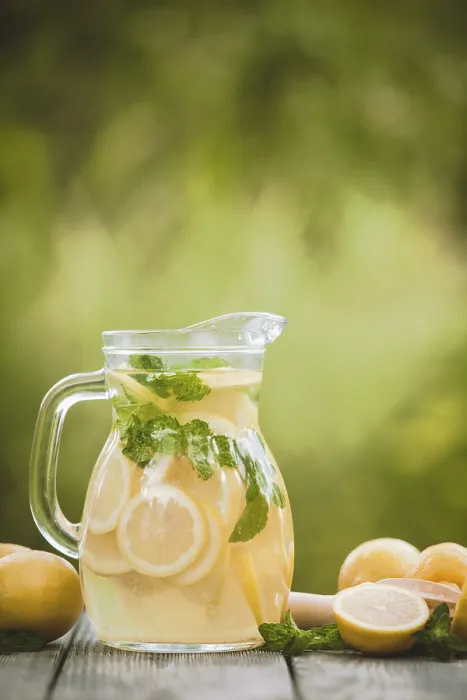Gerahmter Druck : Vorbereitung des Limonadengetränks. Gerahmter Druck : Vorbereitung des Limonadengetränks.