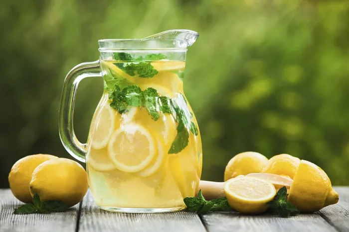 Gerahmter Druck : Vorbereitung des Limonadengetränks. Gerahmter Druck : Vorbereitung des Limonadengetränks.