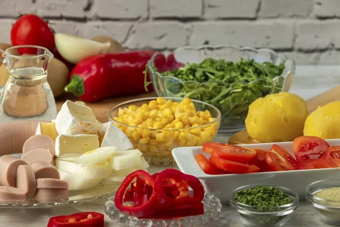 Gerahmter Druck : Vorbereitung für Salat mit Kartoffeln. Gerahmter Druck : Vorbereitung für Salat mit Kartoffeln.