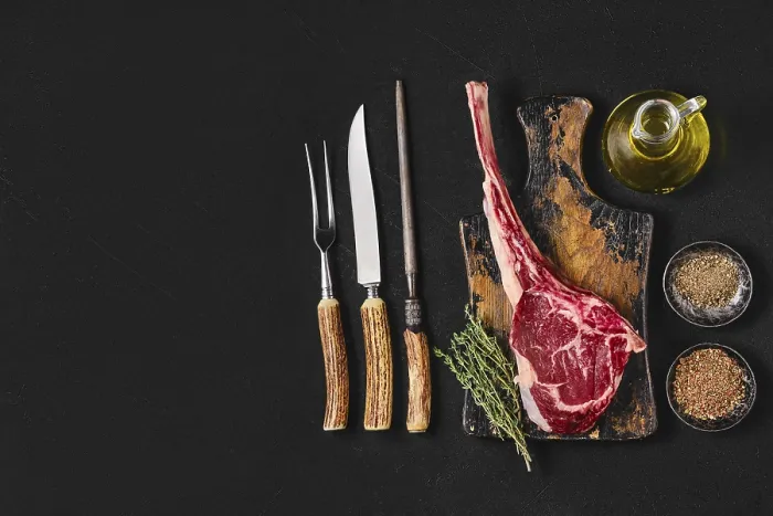Gerahmter Druck : Vorbereitung von Tomahawk-Steak (Blick von oben) Gerahmter Druck : Vorbereitung von Tomahawk-Steak (Blick von oben)