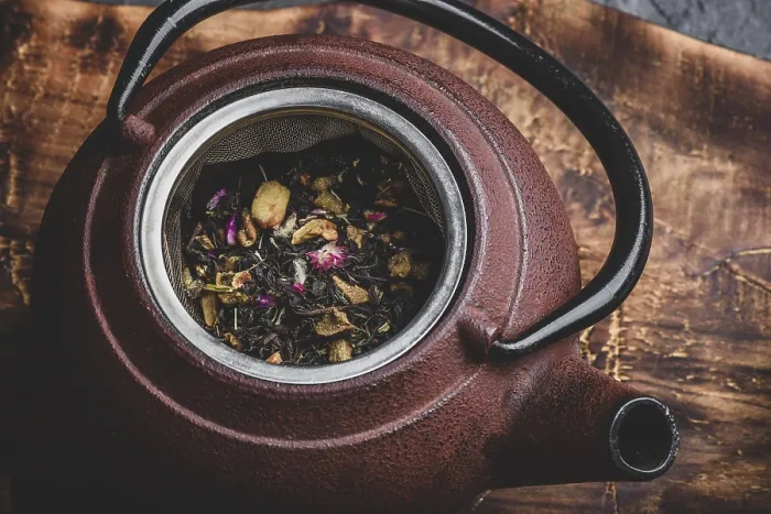 Gerahmter Druck : Herbaltee zubereiten mit Fruchtstücken. Gerahmter Druck : Herbaltee zubereiten mit Fruchtstücken.
