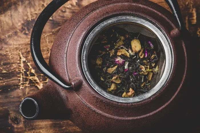 Gerahmter Druck : Herbaltee zubereiten mit Früchtestücken.