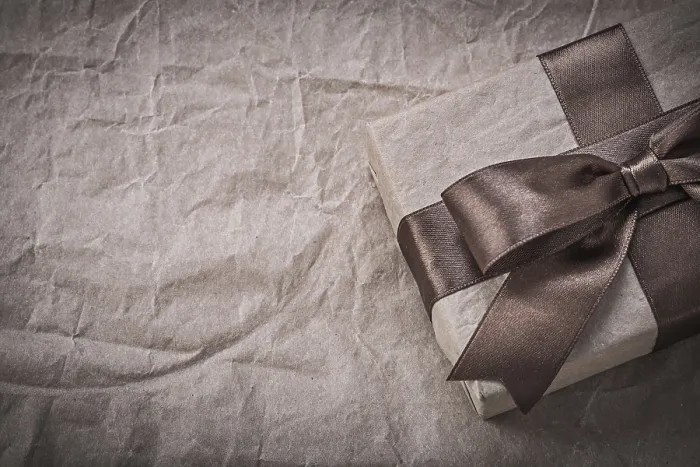 Gerahmter Druck : Präsentkasten auf Geschenkpapier Feiertagskonzept Gerahmter Druck : Präsentkasten auf Geschenkpapier Feiertagskonzept