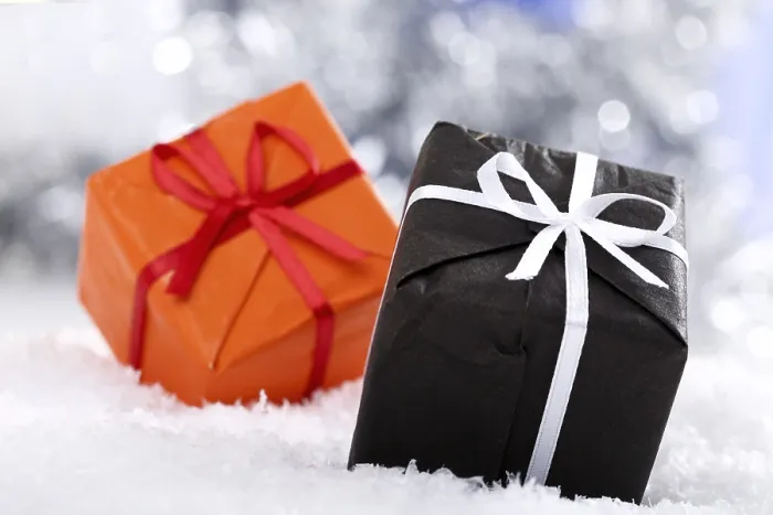 Gerahmter Druck : Geschenke auf Schnee. Gerahmter Druck : Geschenke auf Schnee.