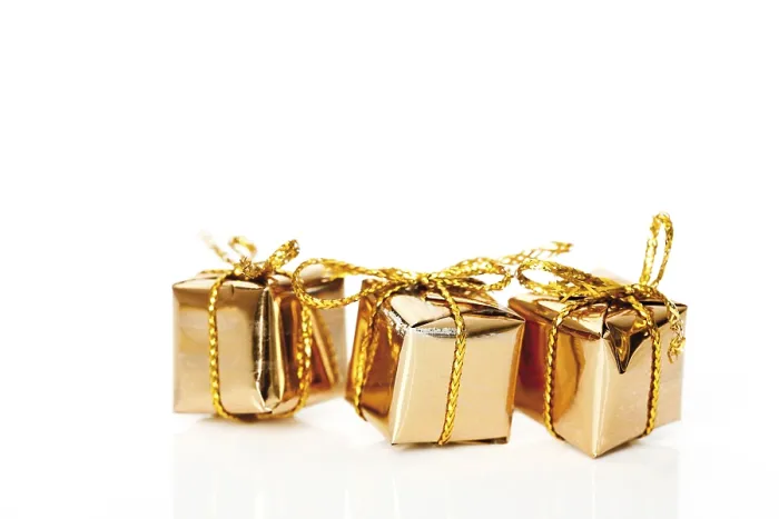 Gerahmter Druck : Geschenke, in Gold eingewickelt. Gerahmter Druck : Geschenke, in Gold eingewickelt.