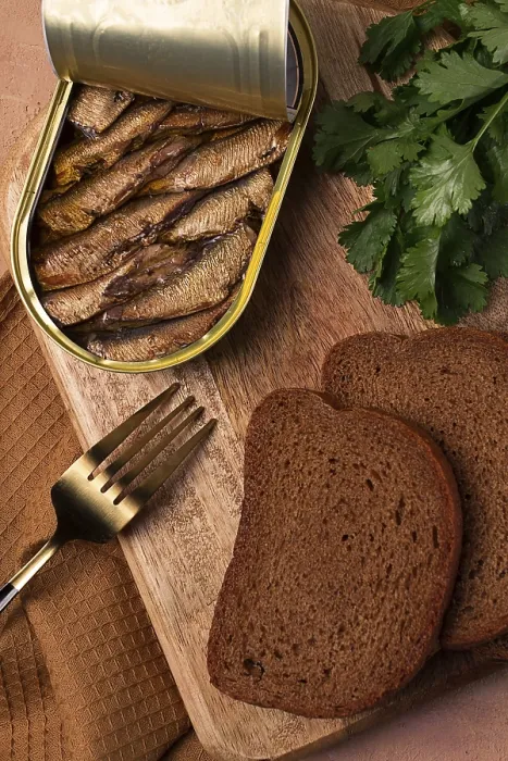 Gerahmter Druck : Konserven, Sardinen mit Schwarzbrot. Gerahmter Druck : Konserven, Sardinen mit Schwarzbrot.