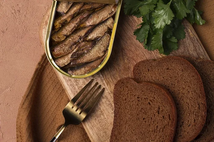 Gerahmter Druck : Konserven, Sardinen mit Schwarzbrot. Gerahmter Druck : Konserven, Sardinen mit Schwarzbrot.