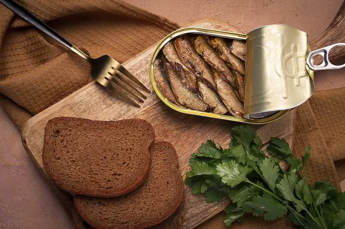Gerahmter Druck : Konserven, Sardinen mit Schwarzbrot. Gerahmter Druck : Konserven, Sardinen mit Schwarzbrot.