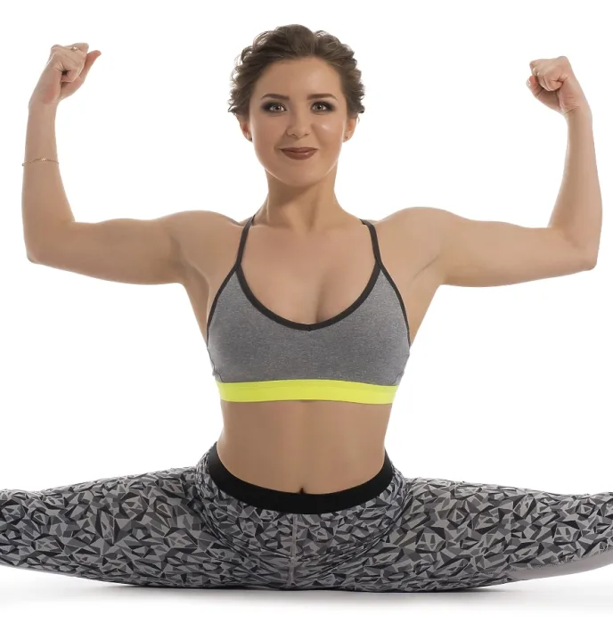 Gerahmter Druck : Hübsche Brünette in Top und Leggings macht einen Split im Studio. Gerahmter Druck : Hübsche Brünette in Top und Leggings macht einen Split im Studio.