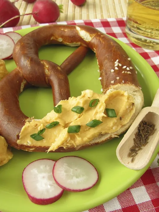 Gerahmter Druck : Brezel mit Obazda Gerahmter Druck : Brezel mit Obazda