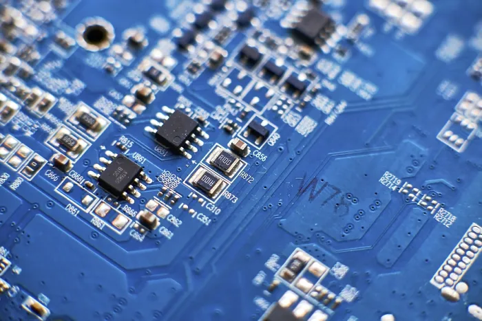 Gerahmter Druck : Druckplatine mit Chips und Radiokomponenten Elektronik. Gerahmter Druck : Druckplatine mit Chips und Radiokomponenten Elektronik.