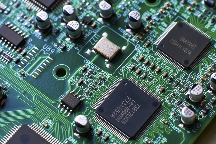 Gerahmter Druck : Druckplatine mit Chips und Radiokomponenten Elektronik Gerahmter Druck : Druckplatine mit Chips und Radiokomponenten Elektronik