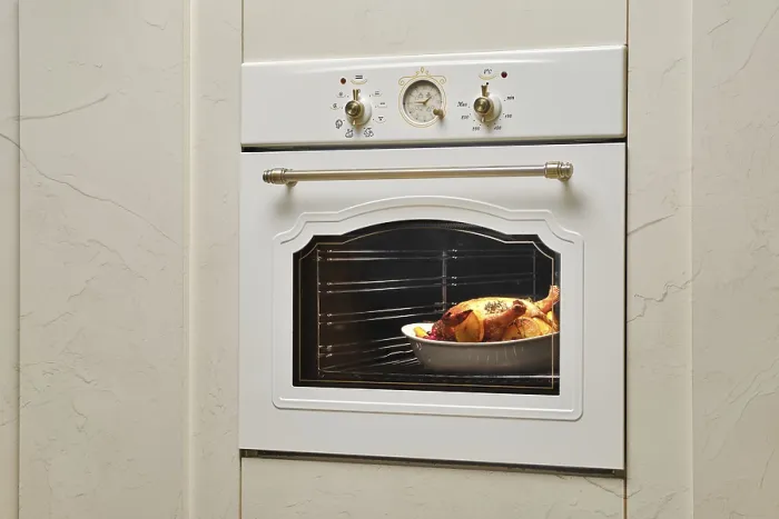 Gerahmter Druck : Backen von Lebensmitteln im Ofen. Gerahmter Druck : Backen von Lebensmitteln im Ofen.