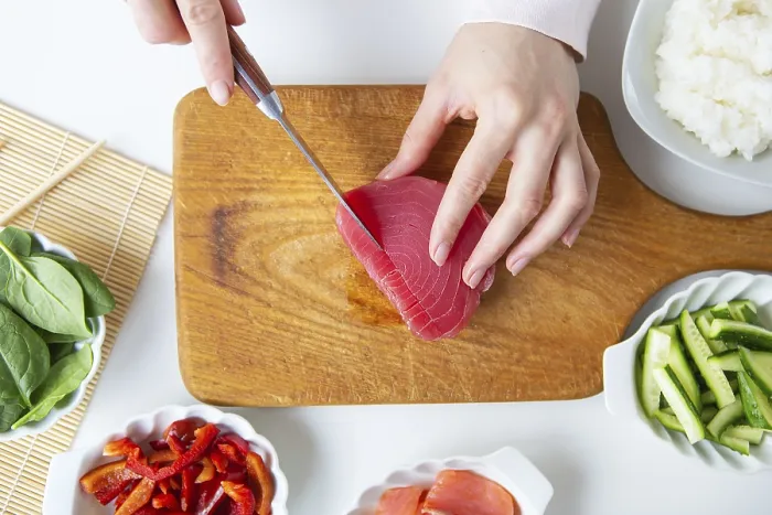 Gerahmter Druck : Bei der Herstellung von Sushi. Gerahmter Druck : Bei der Herstellung von Sushi.