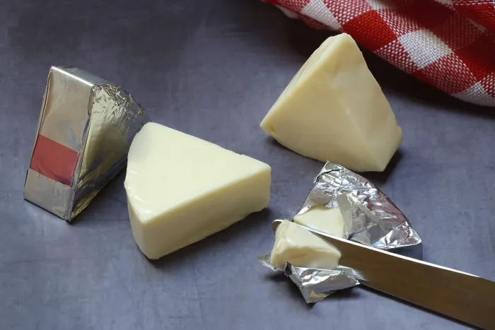 Gerahmter Druck : Verarbeiteter Käse, Käsewinkel mit Messer. Gerahmter Druck : Verarbeiteter Käse, Käsewinkel mit Messer.