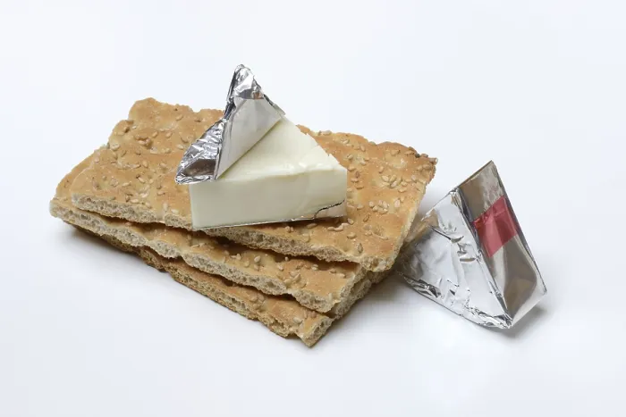 Gerahmter Druck : Verarbeiteter Käse auf Knäckebrot, geöffnet und verpackt. Gerahmter Druck : Verarbeiteter Käse auf Knäckebrot, geöffnet und verpackt.