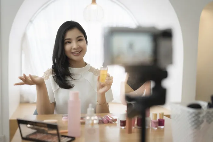 Gerahmter Druck : Professionelle Schönheits-Make-up-Künstlerin Vlogger Live-Stream-Make-up-Tutorial Gerahmter Druck : Professionelle Schönheits-Make-up-Künstlerin Vlogger Live-Stream-Make-up-Tutorial