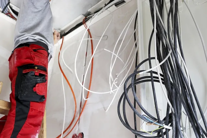 Gerahmter Druck : Berufliche Elektroinstallation in einem Gebäudehülle. Gerahmter Druck : Berufliche Elektroinstallation in einem Gebäudehülle.